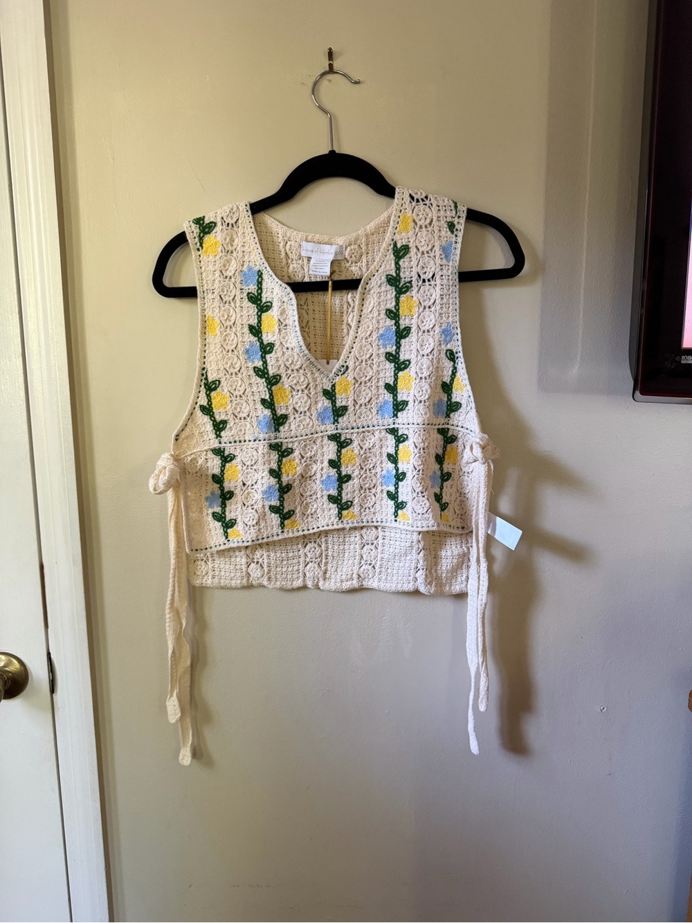 House of Harlow 1960 Cream Crochet Tank with embroidery. ONE SIZE FITS MOST